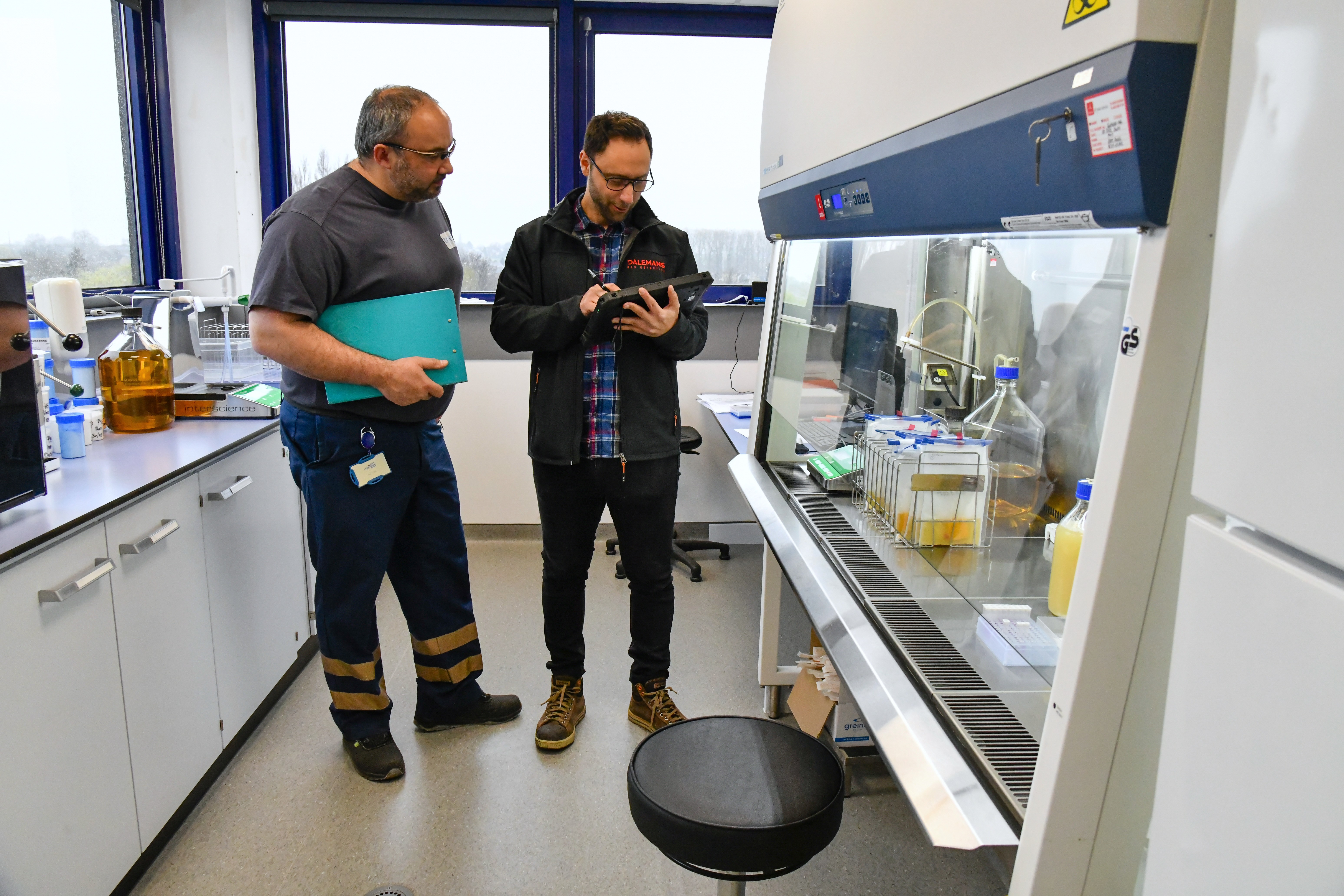 Dalemans experts analyzing gas detection data in a laboratory