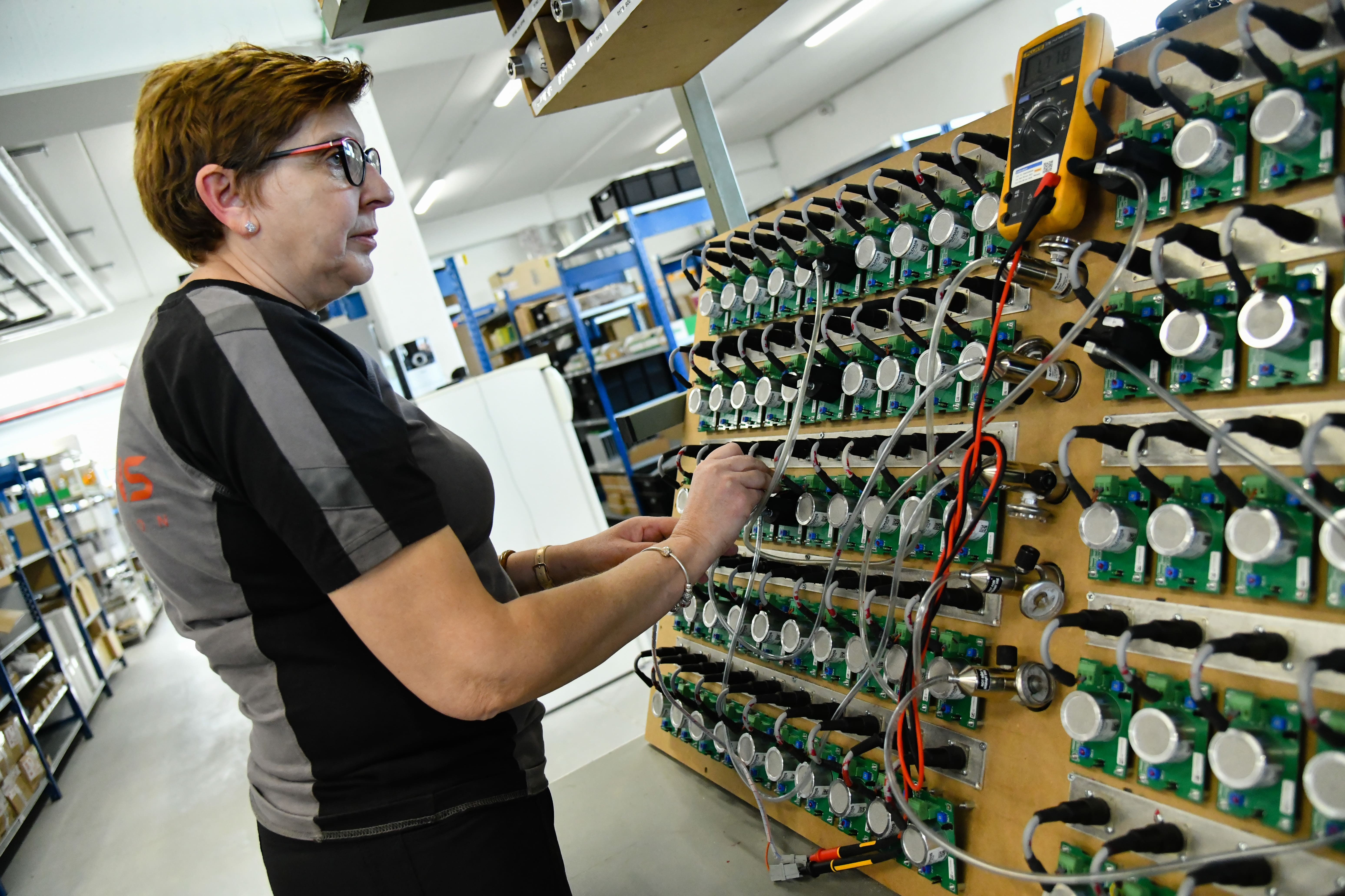 Technicienne Dalemans effectuant des tests de calibration sur un détecteur de gaz
