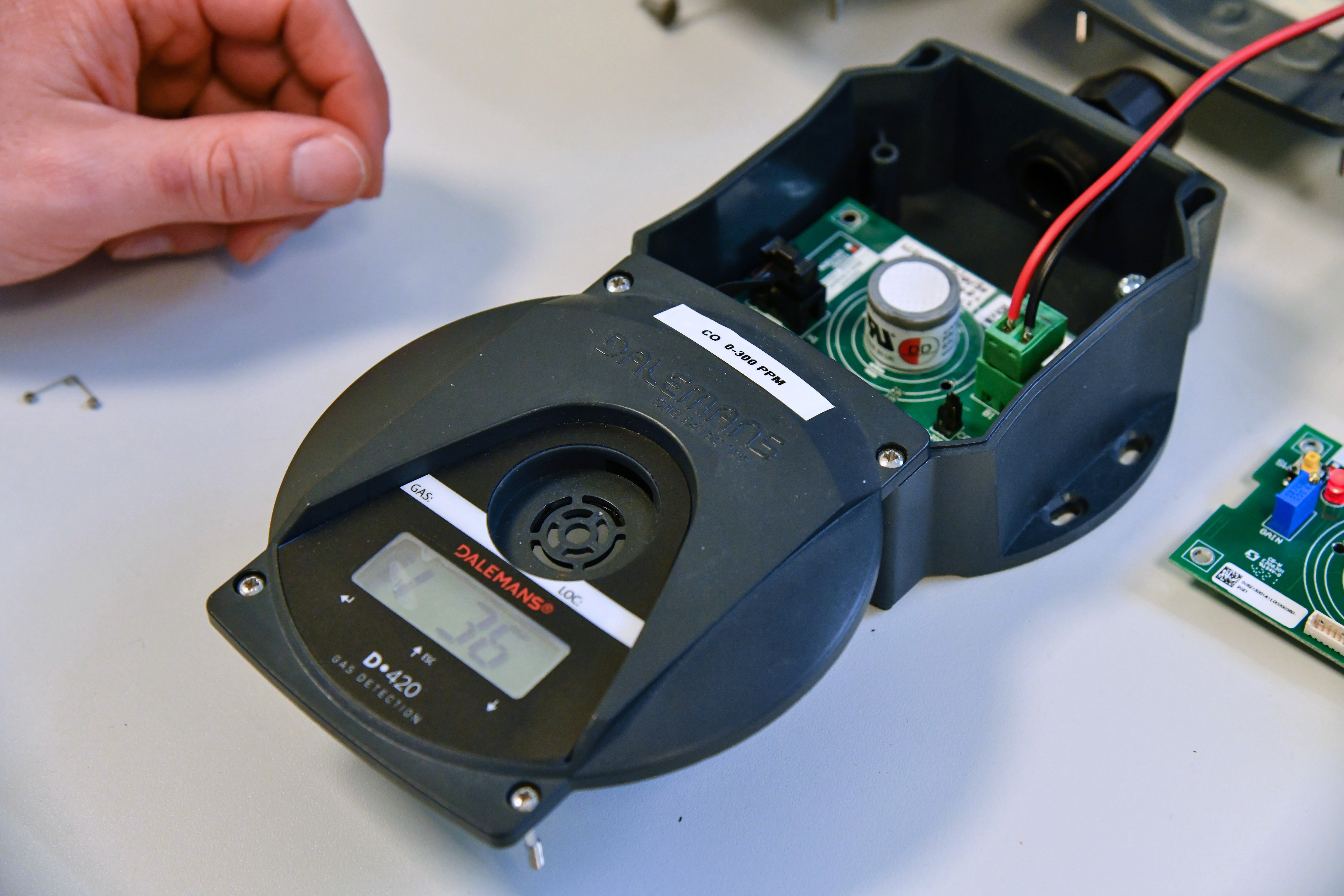 Dalemans D420 gas detector opened for electronic inspection