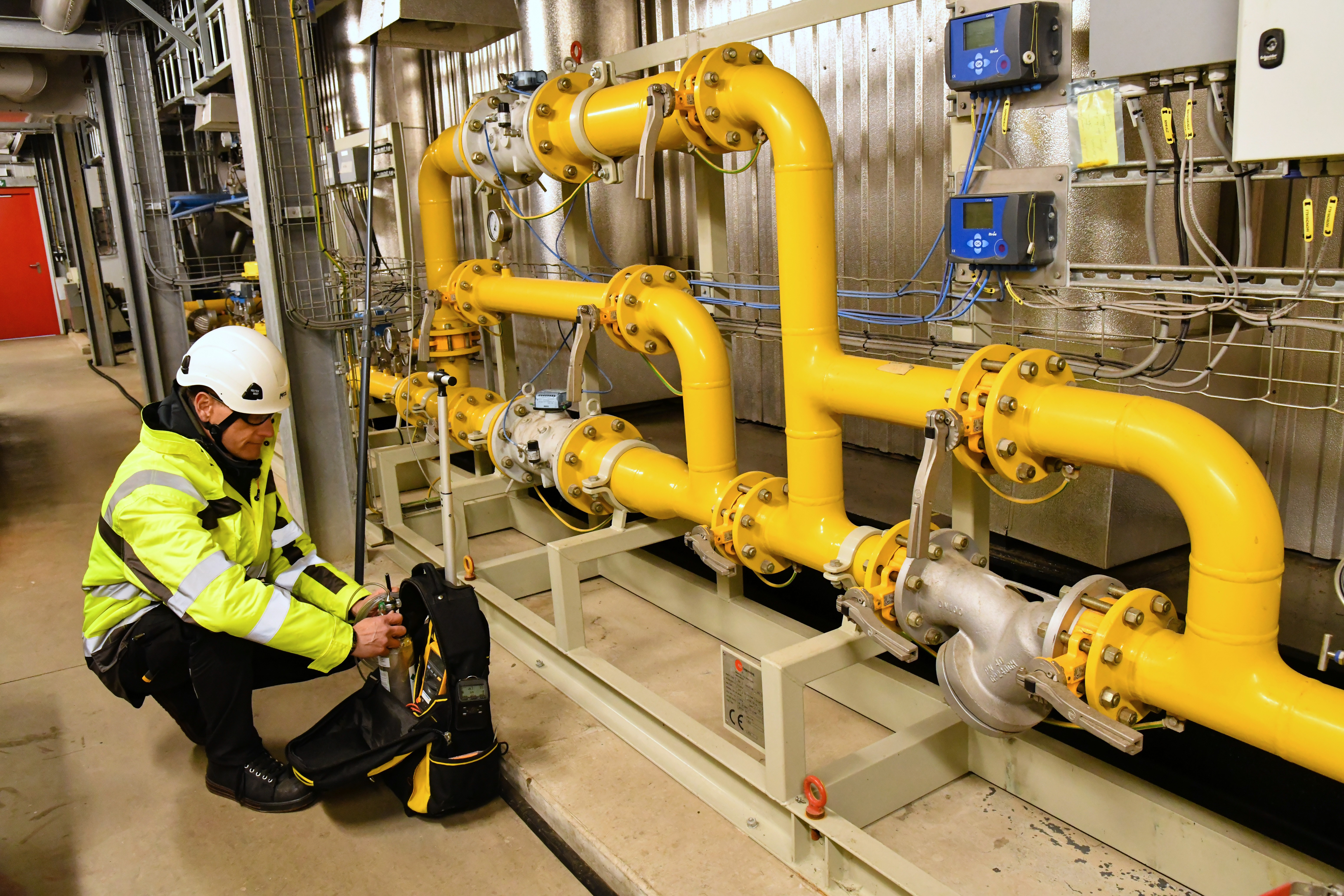Carrying case containing a Dalemans gas detector on an industrial site