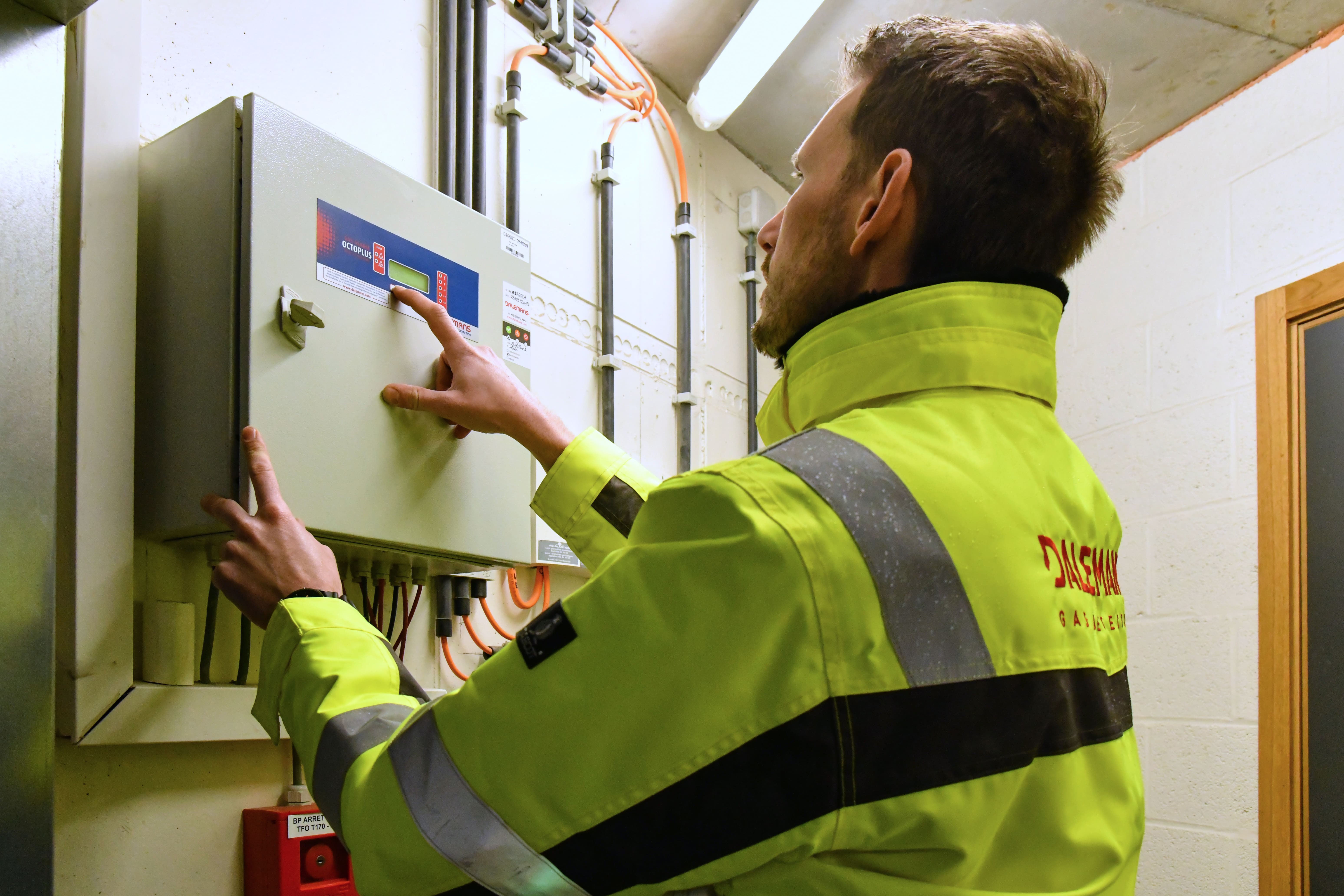 Technicien Dalemans consultant une centrale de gestion de gaz sur site