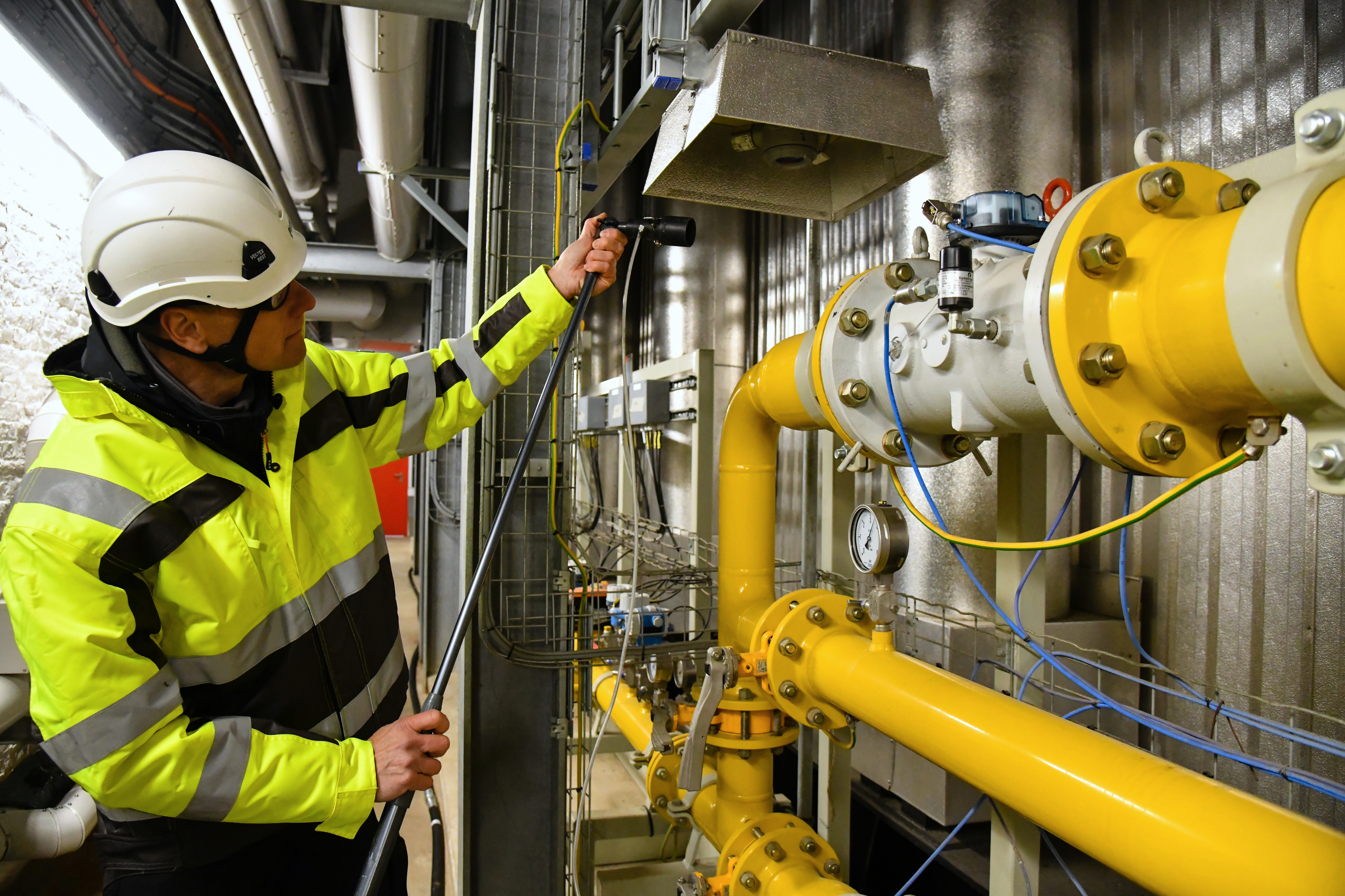 Verification of a gas detection pipe by a Dalemans operator in an industrial setting